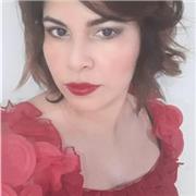 La profesora de biologia imparte clase a los estudiantes de basica primaria